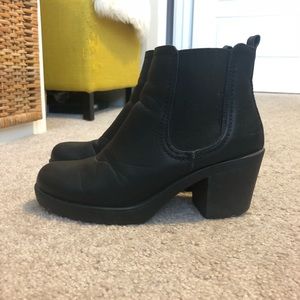 Chunky Platform Chelsea Boots (Black)